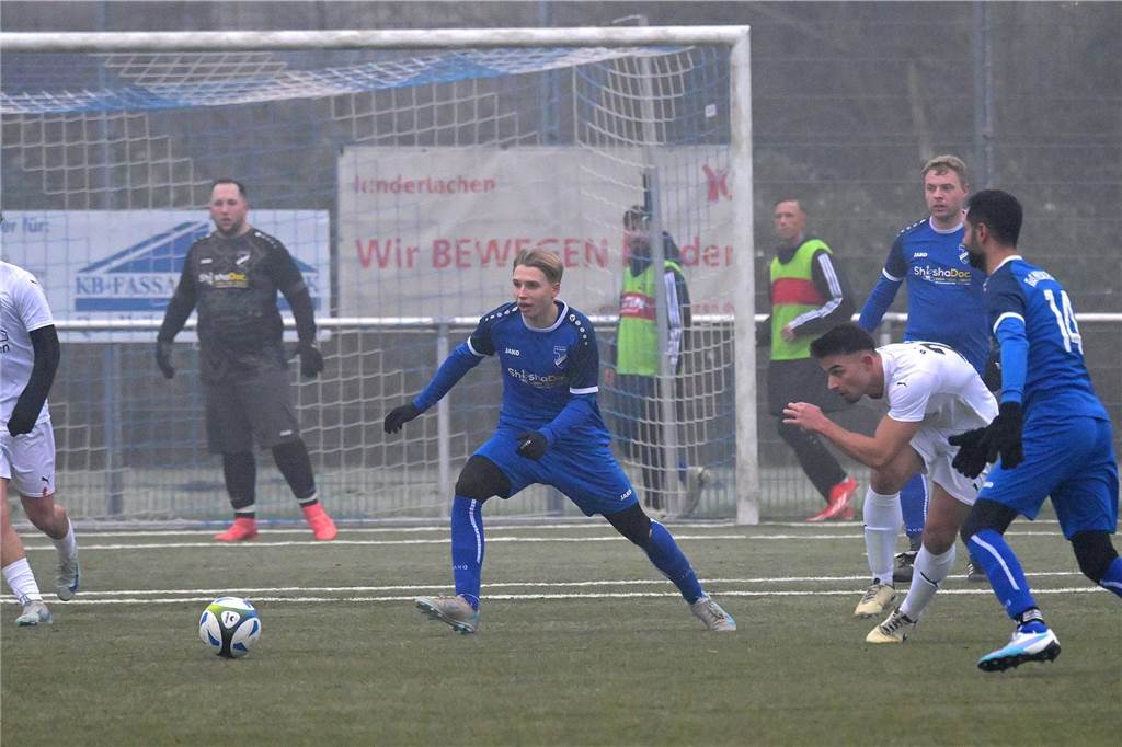 Trotz eisiger Temperaturen und Nebel stand für einige Lüner Fußballer ein Testspiel auf der Tagesordnung.