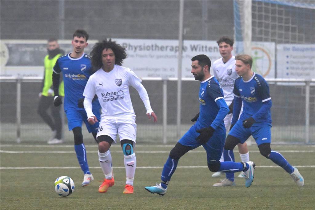 Trotz eisiger Temperaturen und Nebel stand für einige Lüner Fußballer ein Testspiel auf der Tagesordnung.