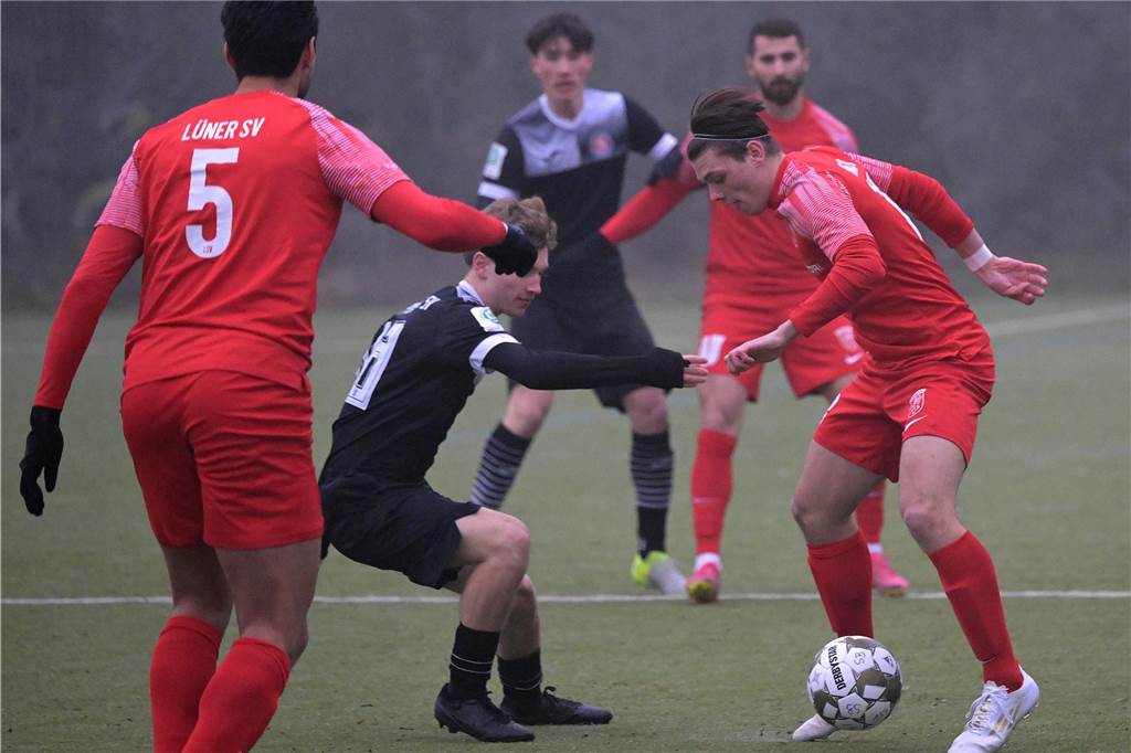Trotz eisiger Temperaturen und Nebel stand für einige Lüner Fußballer ein Testspiel auf der Tagesordnung.
