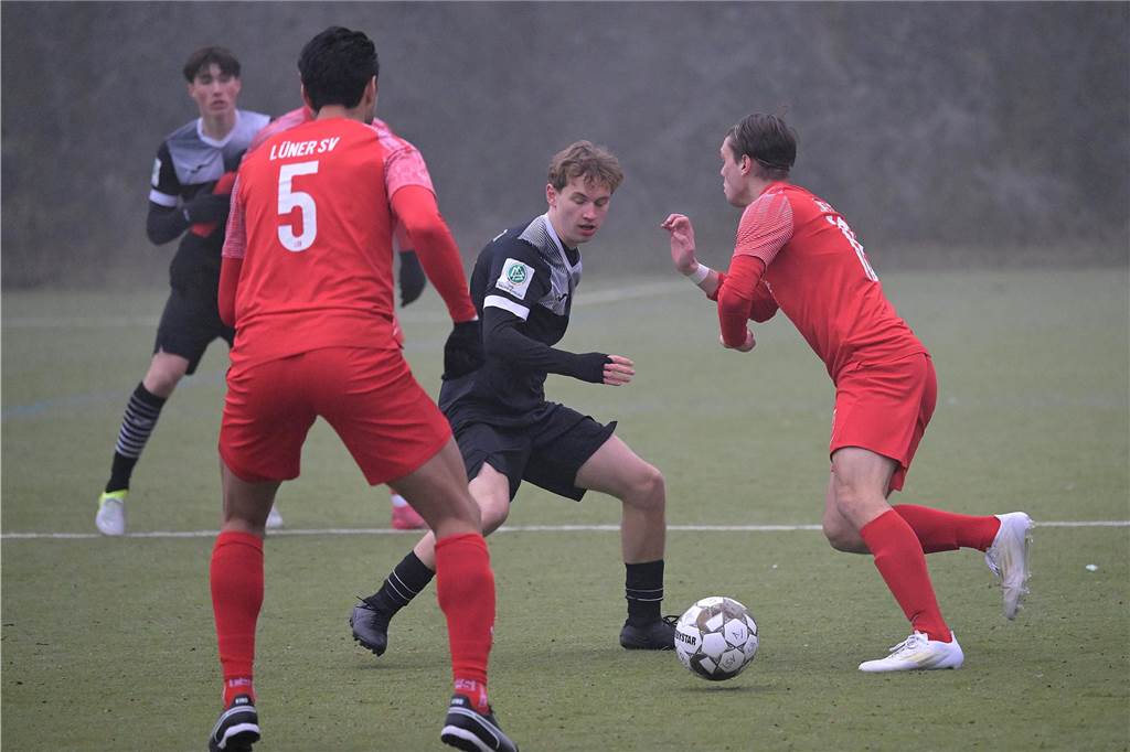 Trotz eisiger Temperaturen und Nebel stand für einige Lüner Fußballer ein Testspiel auf der Tagesordnung.