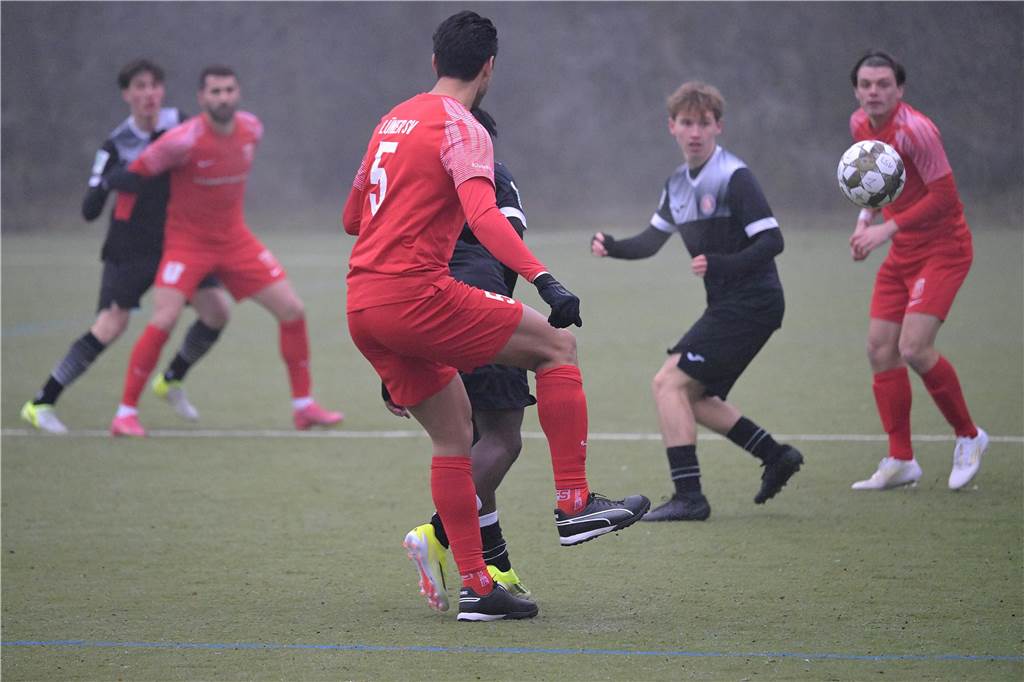 Trotz eisiger Temperaturen und Nebel stand für einige Lüner Fußballer ein Testspiel auf der Tagesordnung.