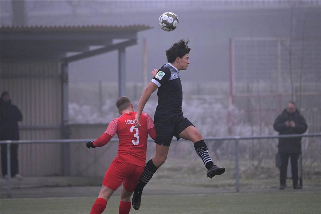 Trotz eisiger Temperaturen und Nebel stand für einige Lüner Fußballer ein Testspiel auf der Tagesordnung.