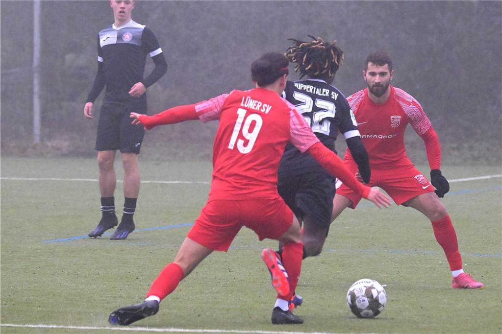 Trotz eisiger Temperaturen und Nebel stand für einige Lüner Fußballer ein Testspiel auf der Tagesordnung.