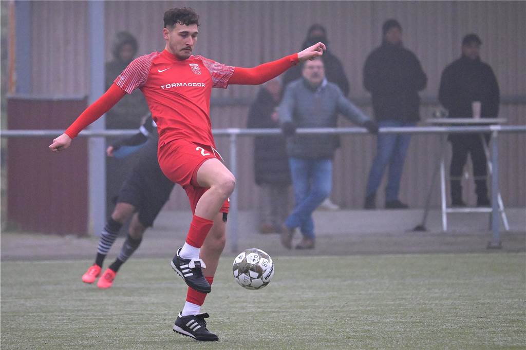 Trotz eisiger Temperaturen und Nebel stand für einige Lüner Fußballer ein Testspiel auf der Tagesordnung.