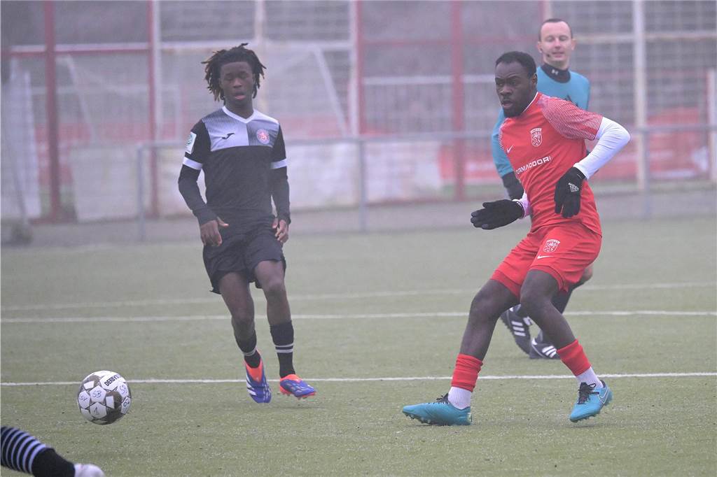 Trotz eisiger Temperaturen und Nebel stand für einige Lüner Fußballer ein Testspiel auf der Tagesordnung.