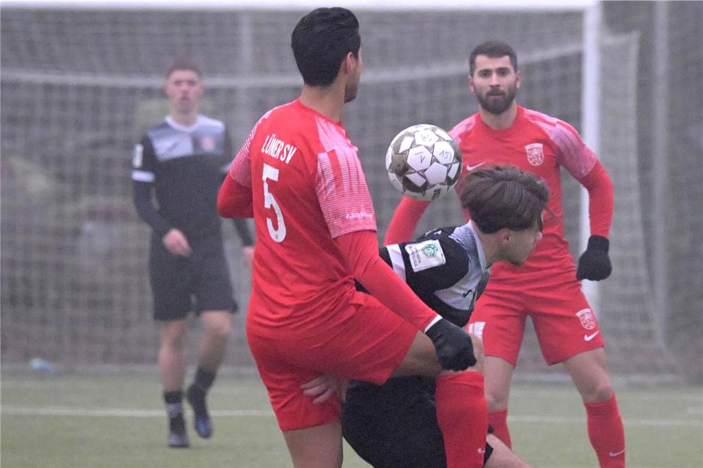 Trotz eisiger Temperaturen und Nebel stand für einige Lüner Fußballer ein Testspiel auf der Tagesordnung.