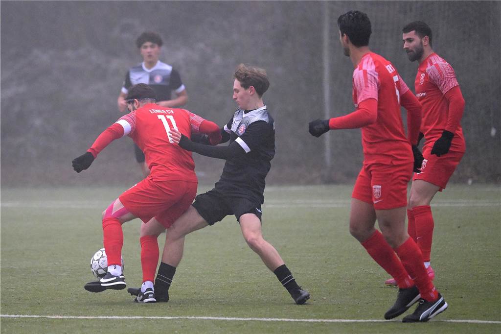 Trotz eisiger Temperaturen und Nebel stand für einige Lüner Fußballer ein Testspiel auf der Tagesordnung.