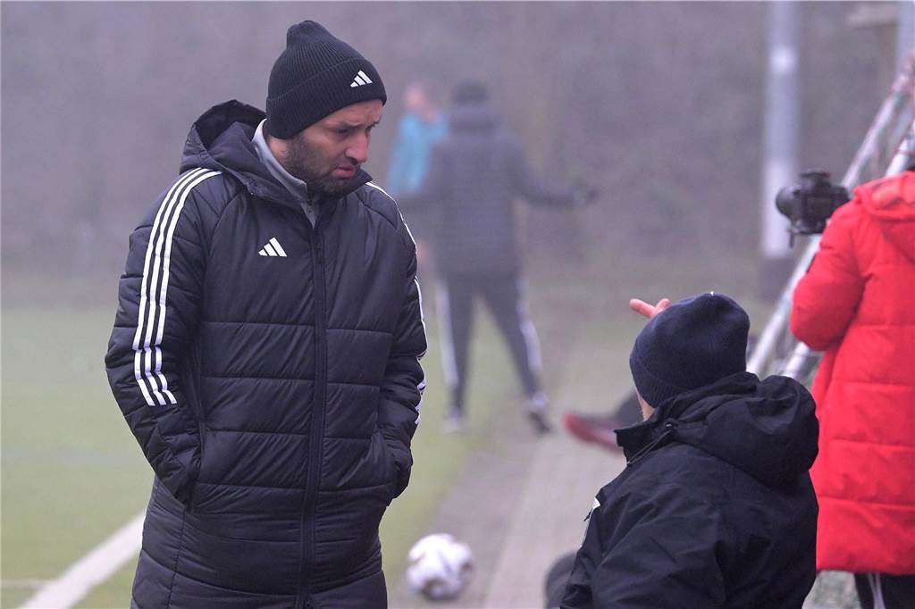 Trotz eisiger Temperaturen und Nebel stand für einige Lüner Fußballer ein Testspiel auf der Tagesordnung.