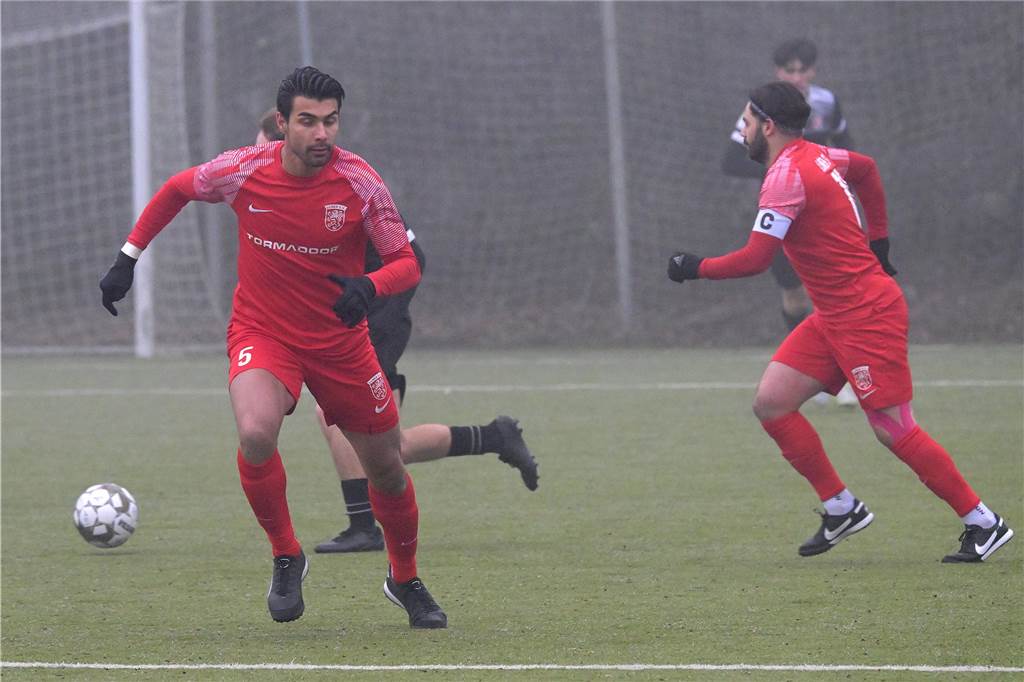 Trotz eisiger Temperaturen und Nebel stand für einige Lüner Fußballer ein Testspiel auf der Tagesordnung.