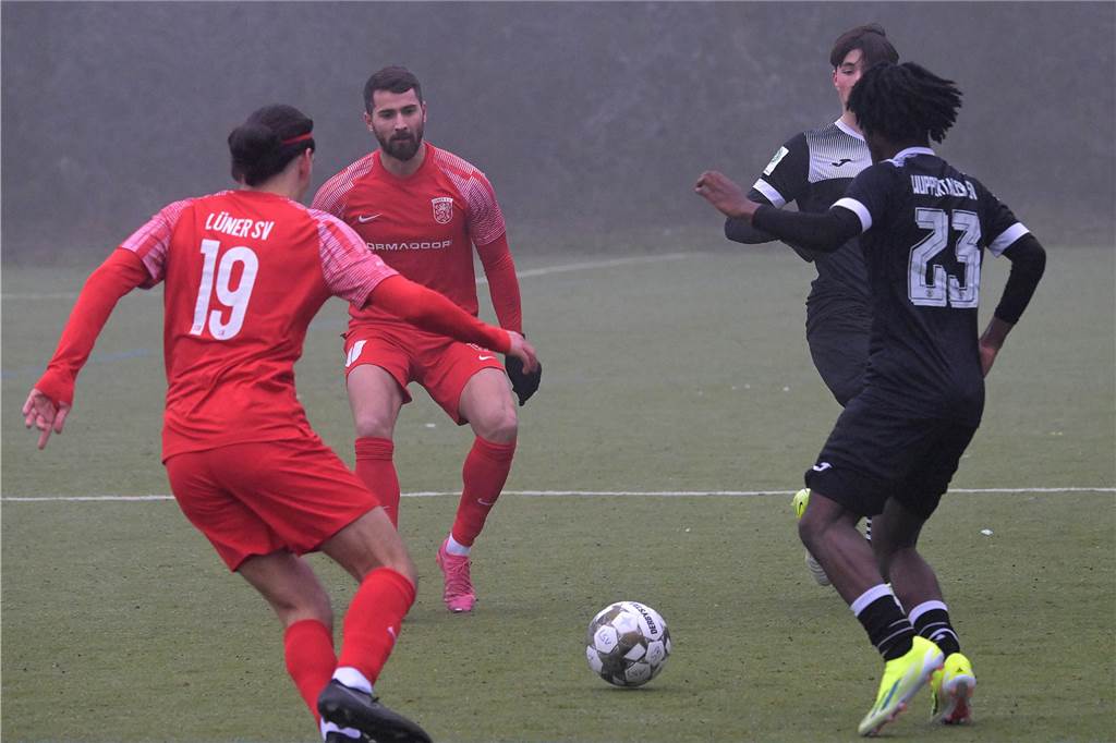 Trotz eisiger Temperaturen und Nebel stand für einige Lüner Fußballer ein Testspiel auf der Tagesordnung.