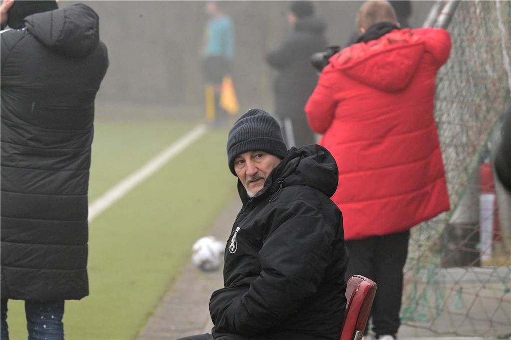 Trotz eisiger Temperaturen und Nebel stand für einige Lüner Fußballer ein Testspiel auf der Tagesordnung.