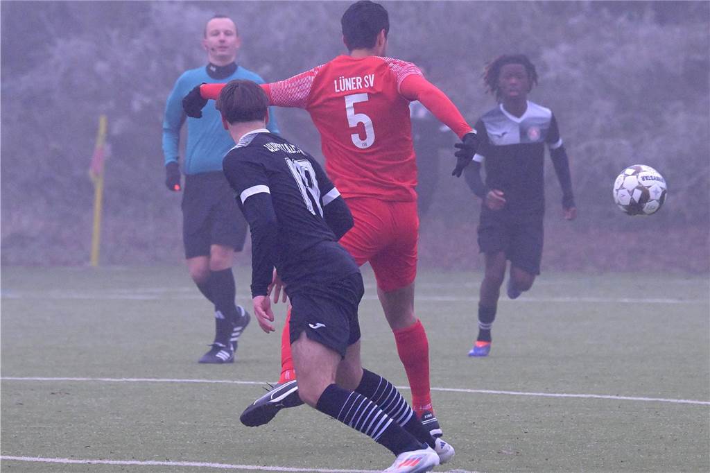 Trotz eisiger Temperaturen und Nebel stand für einige Lüner Fußballer ein Testspiel auf der Tagesordnung.