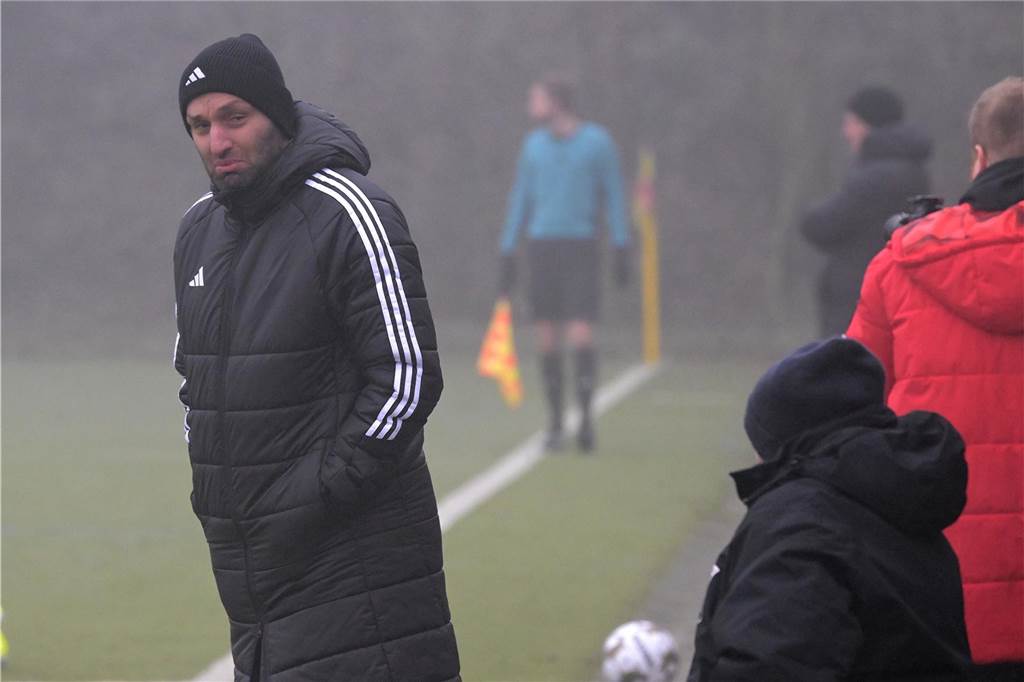 Trotz eisiger Temperaturen und Nebel stand für einige Lüner Fußballer ein Testspiel auf der Tagesordnung.
