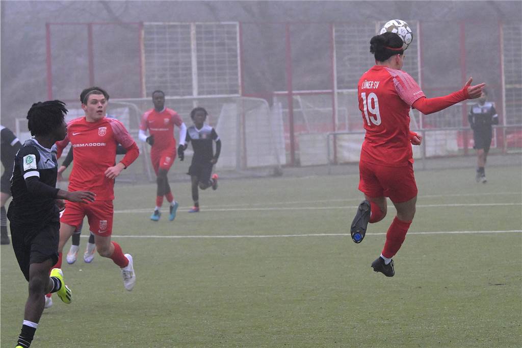 Trotz eisiger Temperaturen und Nebel stand für einige Lüner Fußballer ein Testspiel auf der Tagesordnung.