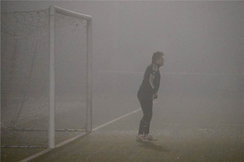 Trotz eisiger Temperaturen und Nebel stand für einige Lüner Fußballer ein Testspiel auf der Tagesordnung.
