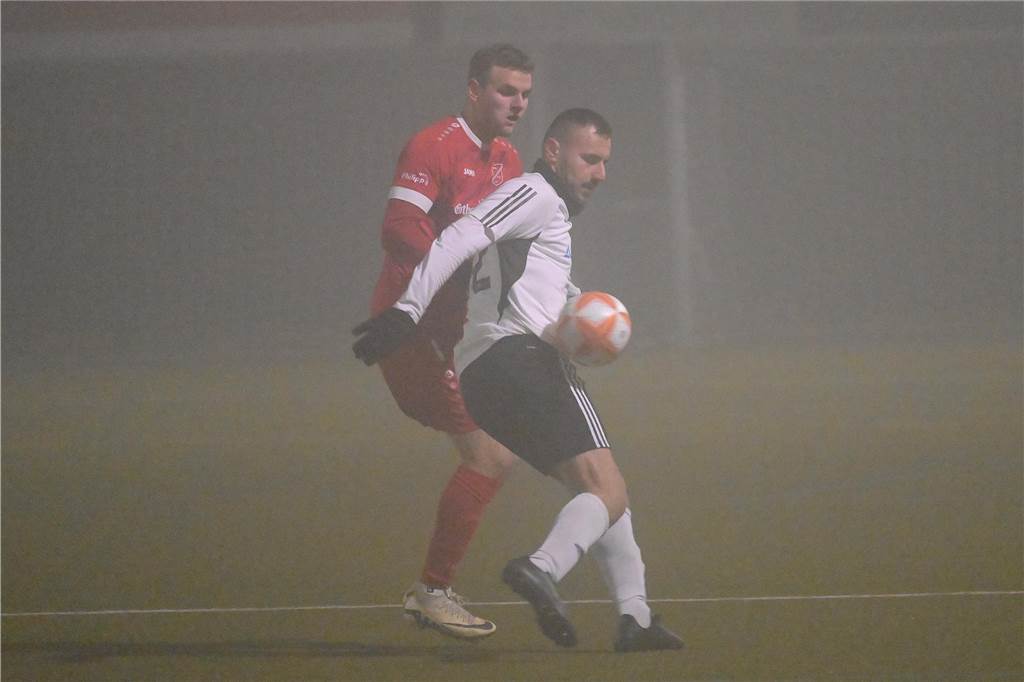 Trotz eisiger Temperaturen und Nebel stand für einige Lüner Fußballer ein Testspiel auf der Tagesordnung.
