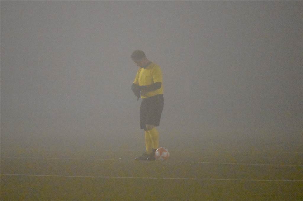 Trotz eisiger Temperaturen und Nebel stand für einige Lüner Fußballer ein Testspiel auf der Tagesordnung.