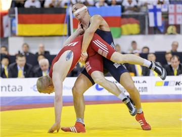 Trotz getapter Nase kann Frank Stäbler den Polen Dawid Karecinski bezwingen. Foto: Markku Ojala