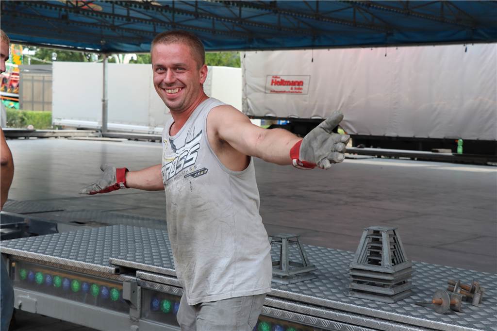 Auf der Vredener Kirmes sorgt „Jahrmarkt-Jan“ für Ordnung Trotz harter Arbeit in großer Hitze behält dieser Mitarbeiter des Schaustellerbetriebs Heitmann seine gute Laune.