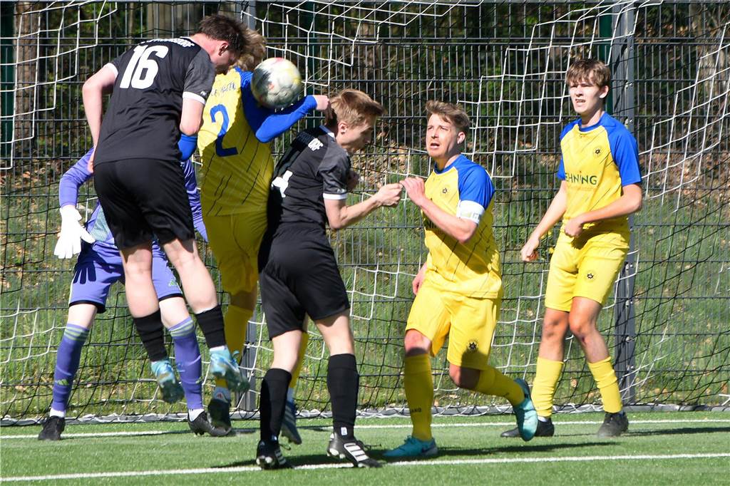 Trotz längerer Unterzahl in Halbzeit zwei gewann der SV Lippramsdorf souverän mit 4:1 gegen Adler Weseke.