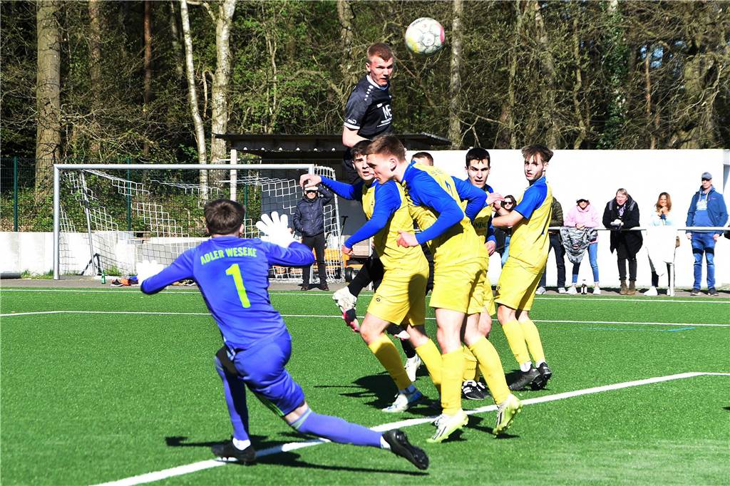 Trotz längerer Unterzahl in Halbzeit zwei gewann der SV Lippramsdorf souverän mit 4:1 gegen Adler Weseke.