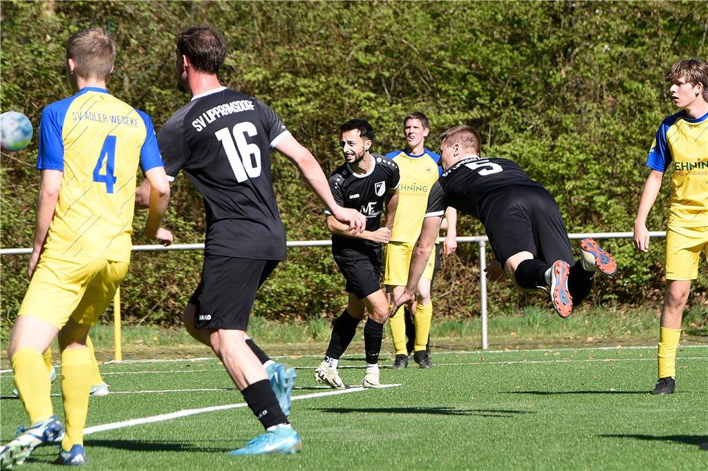 Trotz längerer Unterzahl in Halbzeit zwei gewann der SV Lippramsdorf souverän mit 4:1 gegen Adler Weseke.
