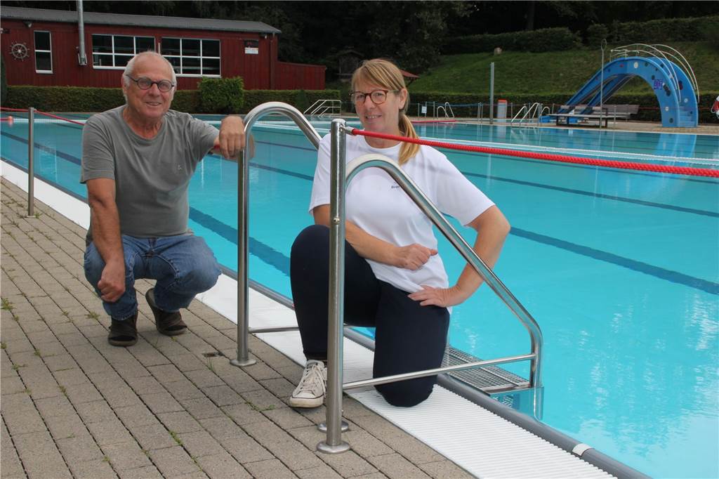 Freibad Brambauer bis 5. September geöffnet: So ist es bisher gelaufen Trotz negativer Zahlen: Der Trägervereinsvorsitzende Freibad Brambauer Paul Jahnke (l.) und Aufsichtskraft Andrea Budde blicken positiv in die Zukunft.