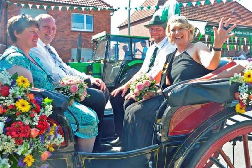 Trotz neuer Festfolge wird das neue Königspaar natürlich auch mit einer Kutsche durch Lippramsdorf gefahren und von den Passanten jubelnd in Empfang genommen.