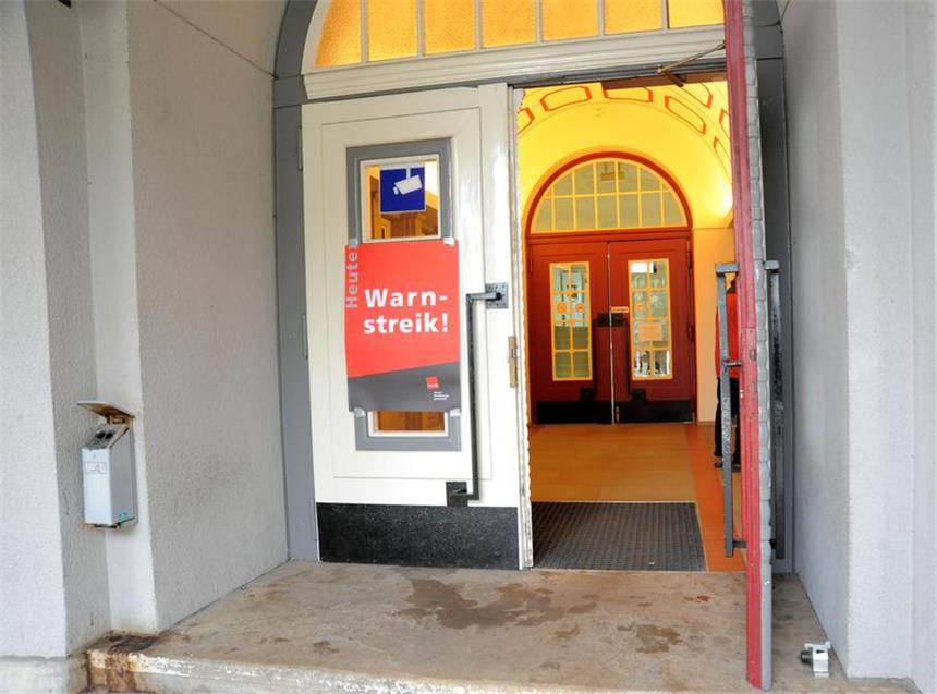 Verdi-Streik: Standesamt bleibt zu - Kitas öffnen Trotz offener Tür das Angebot der Bürgerdienste im Rathaus stark eingeschränkt. Nur im Standesamt gab es einen Notdienst.