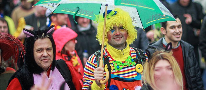 Nelkendienstag ist noch nicht alles vorbei Trotz schlechten Wetters feierten Rosenmontag viele Narren in den Karnevalshochburgen.