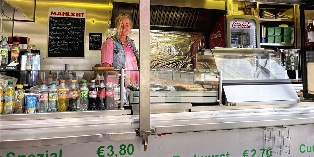 Ex-Real-Markt: Britta Risse (54) betreibt die wohl einsamste Pommesbude in Dortmund Britta Risse in ihrer Pommesbude an der geschlossenen Real-Filiale in Aplerbeck