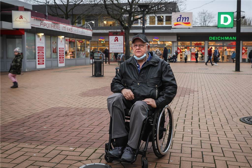 Trotz seiner Behinderung ist Jan Olaszek viel unterwegs, etwa zum Einkaufen im Scharnhorster EKS. Dort kann er aber derzeit keine Toilette nutzen.