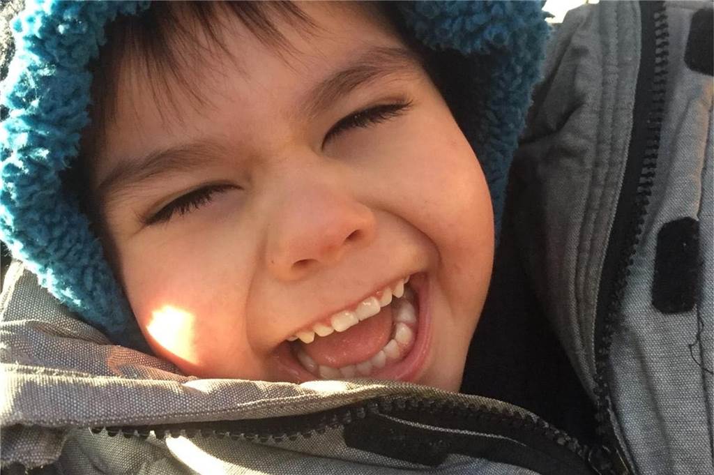 Viele wollen Seyyid (8) helfen: Eltern hoffen auf Therapieerfolg in London Seyyid lacht fröhlich.
