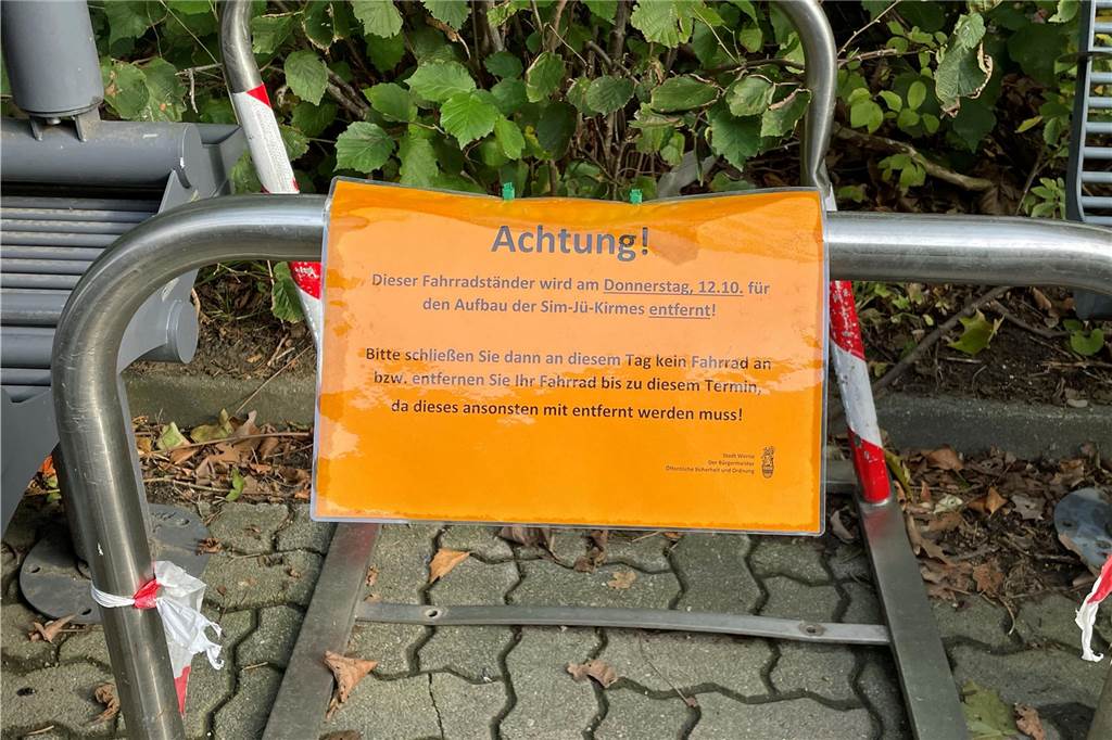 Beschildern, schrauben, sperren -: Das alles macht der Bauhof zur Sim-Jü Trotz solcher Hinweise, dass die Fahrradbügel abmontiert werden, findet sich am Stichtag immer noch das ein oder andere angeschlossene Rad.