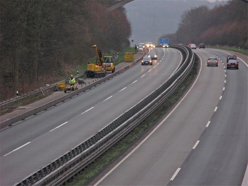 Sperrung A43 zwischen Herbede und Sprockhövel Trotz Sperrung waren auf der A43 nachmittags auch in Richtung Wuppertal noch Autos unterwegs. An der Baustelle liefen die Vorbereitungen zum Verfüllen der Hohlräume.