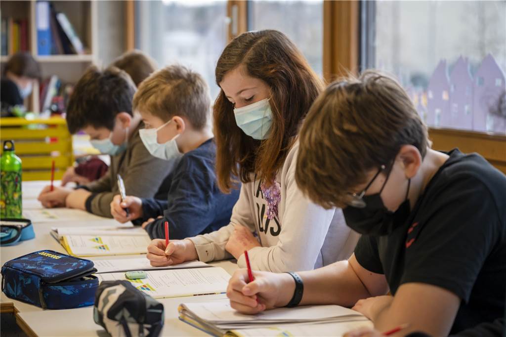 „Ohne Schutz an die Front geschickt“: Dorstener Lehrer fassungslos Trotz steigender Infektionszahlen kehren viele Schüler im Wechsel zum Präsenzunterricht zurück.