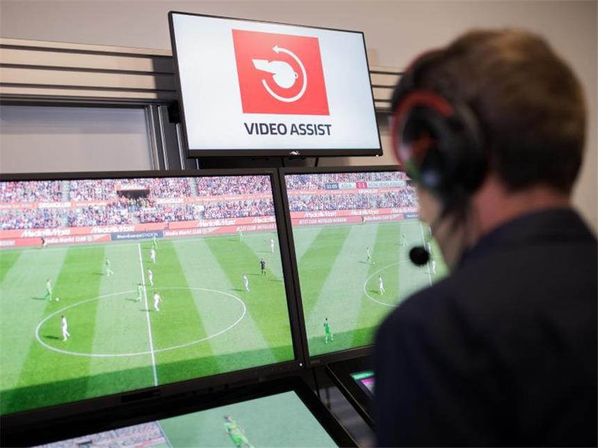 Chance für den Videobeweis und ein Vergleich der Verlierer Trotz technischer Probleme werden die Video-Assistenten am 2. Spieltag erneut auf die Probe gestellt. Foto: Rolf Vennenbernd