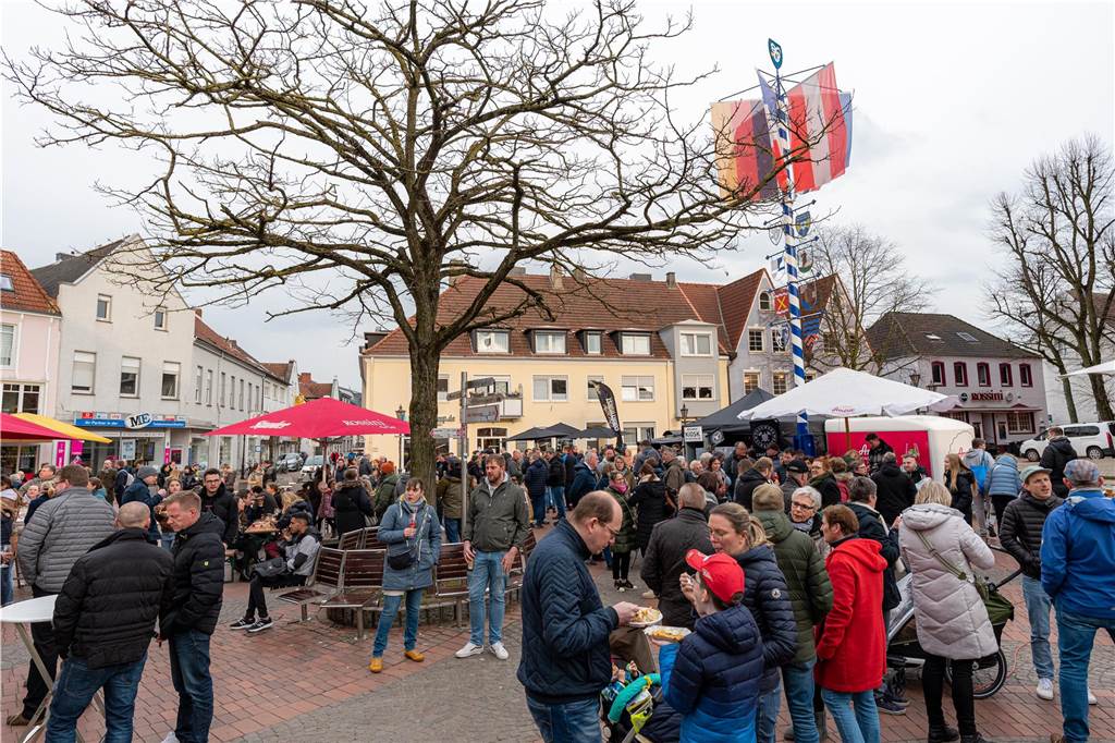 Zweiter Feierabendmarkt mit mehr Ständen und anderer Musik Besucherandrang auf dem Feierabendmarkt.
