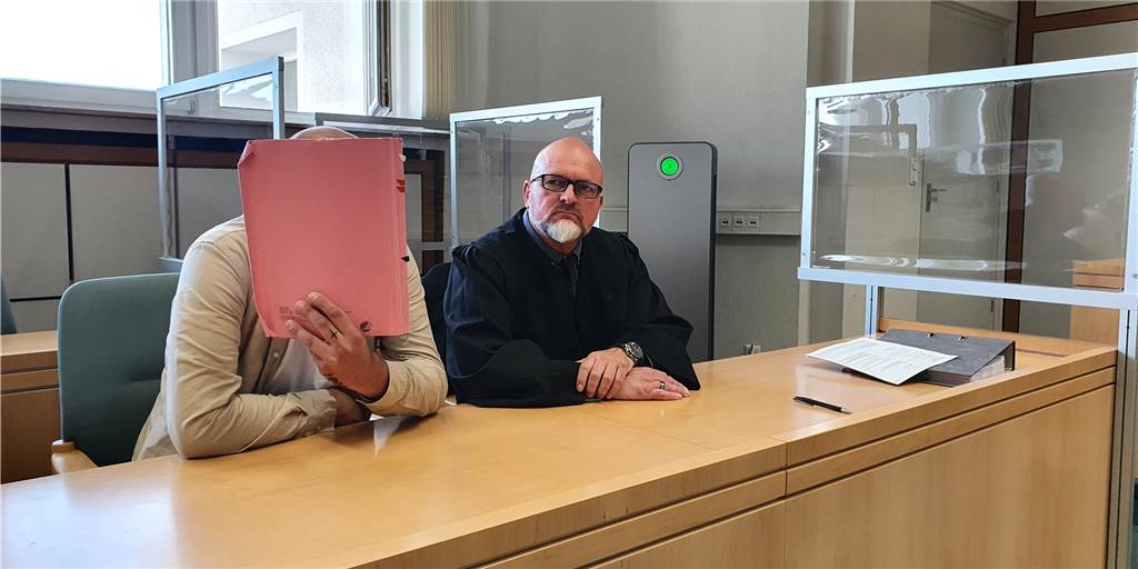 Nach Ausraster auf Schützenfest: Vater muss ins Gefängnis Trotz Unschuldsbeteuerungen verurteilt: Der Angeklagte neben Verteidiger Dirk Wolterstädt.