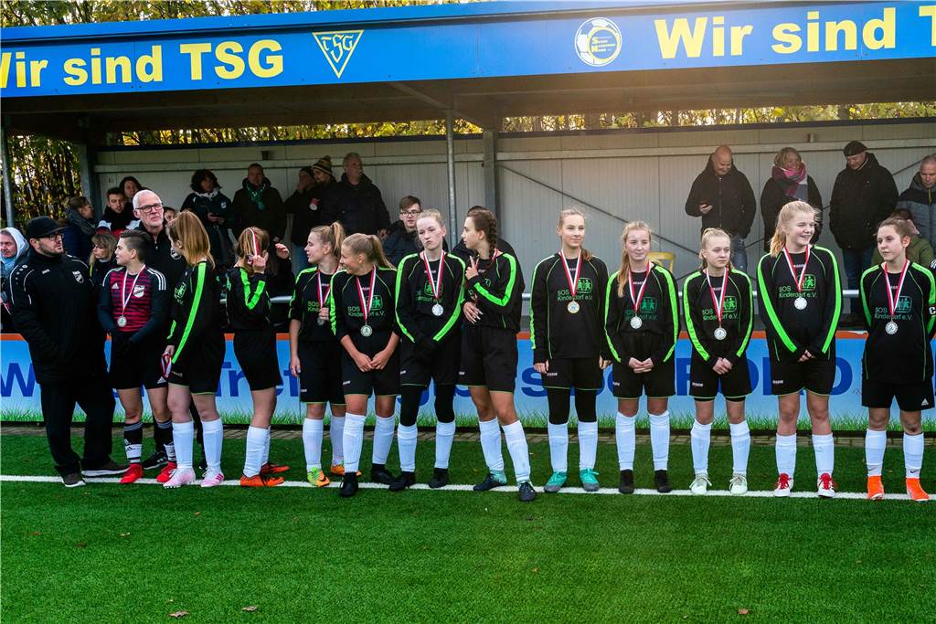 Titelverteidigung: B-Junioren des SuS Olfen holen den Pokal Trotz verlorenen Pokalspiels bekamen die Spielerinnen des SuS Olfen bei der Siegerehrung Medaillen.