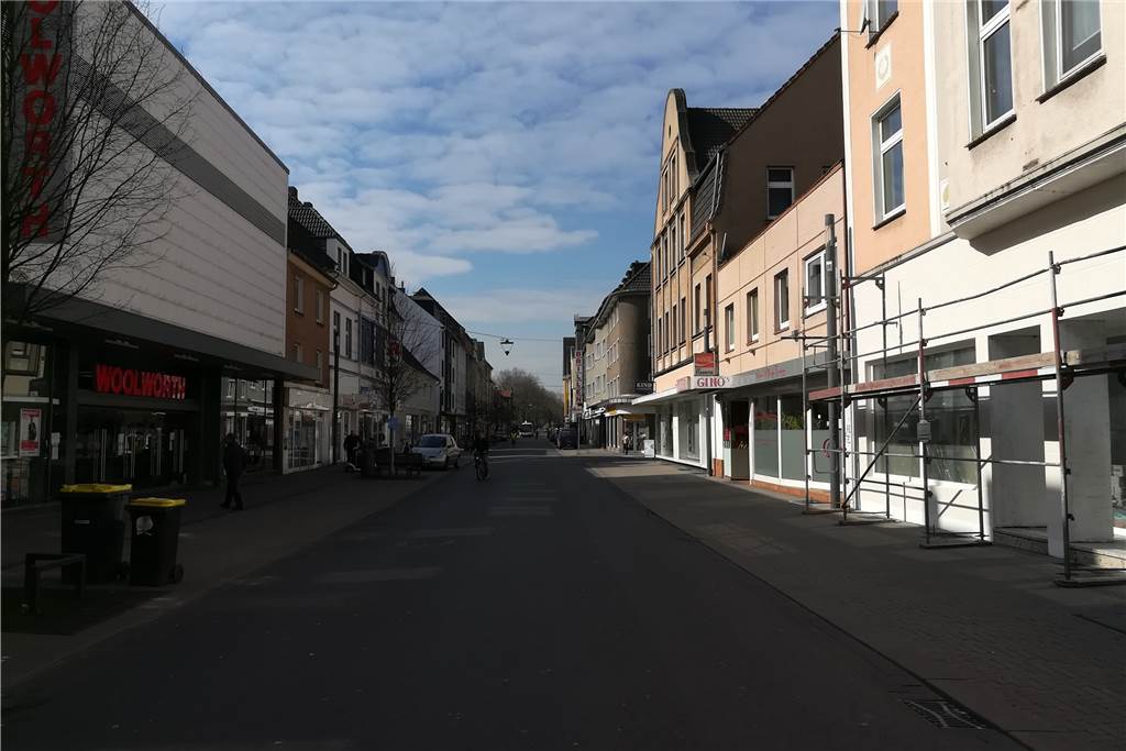 Trotz vieler geschlossener Geschäfte laufen immer noch Menschen über die Einkaufsstraße Lange Straße.