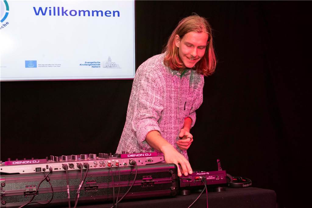 Trotz weniger Besucher war die Stimmung gut. Die zwei DJs Stock und Oswood legten auf und die Anwesenden tanzen bis zum Schluss. 