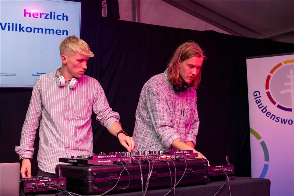 Trotz weniger Besucher war die Stimmung gut. Die zwei DJs Stock und Oswood legten auf und die Anwesenden tanzen bis zum Schluss. 