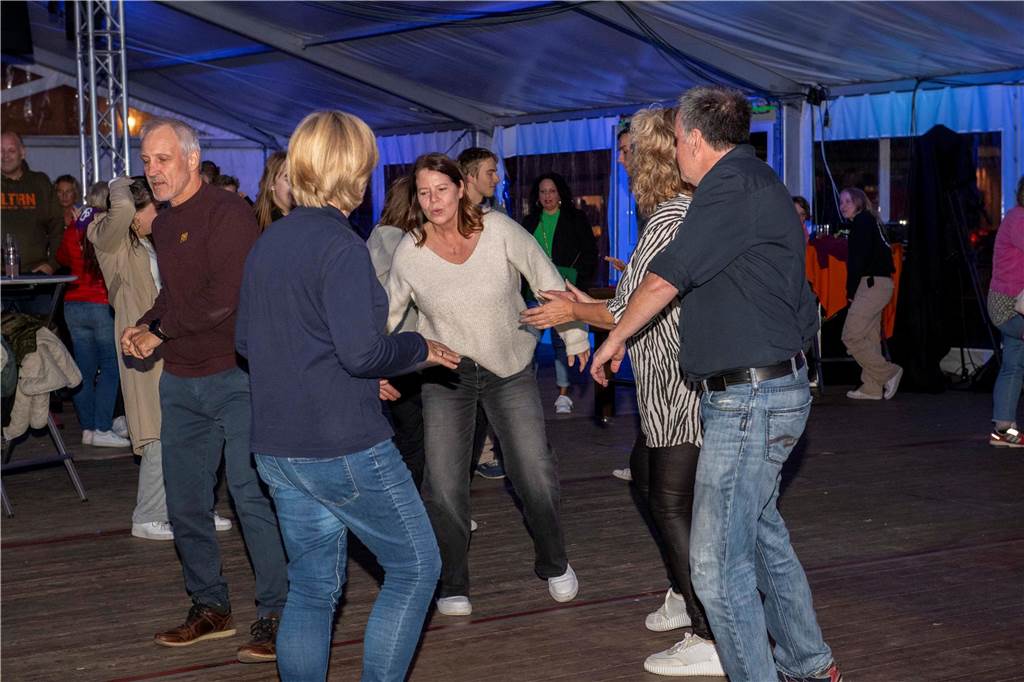 Trotz weniger Besucher war die Stimmung gut. Die zwei DJs Stock und Oswood legten auf und die Anwesenden tanzen bis zum Schluss. 