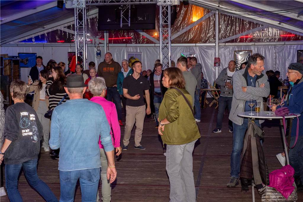 Trotz weniger Besucher war die Stimmung gut. Die zwei DJs Stock und Oswood legten auf und die Anwesenden tanzen bis zum Schluss. 