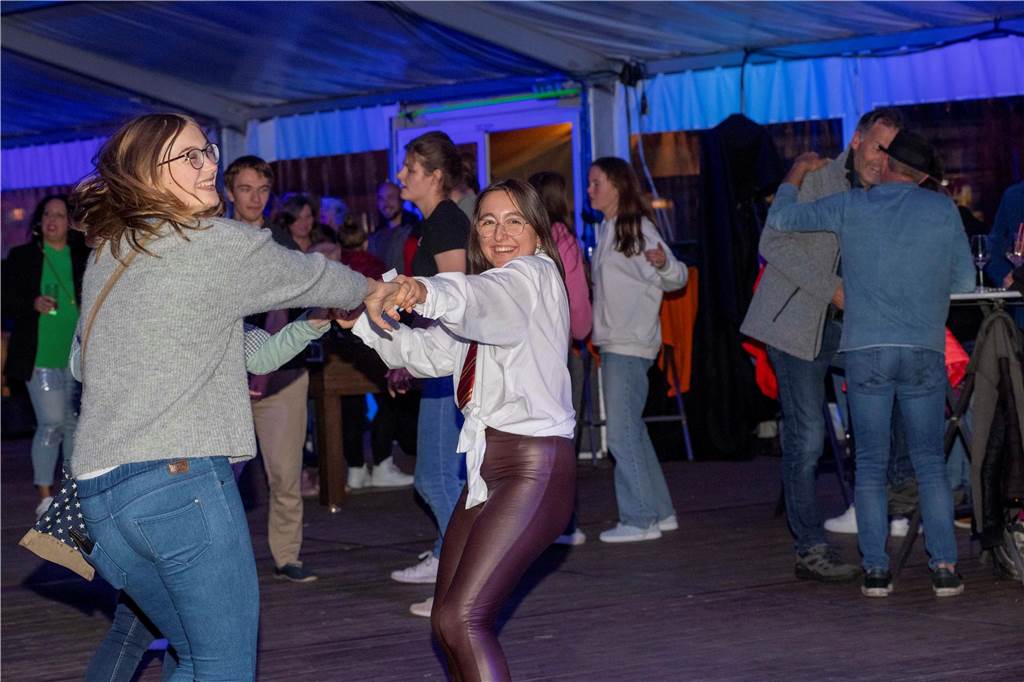 Trotz weniger Besucher war die Stimmung gut. Die zwei DJs Stock und Oswood legten auf und die Anwesenden tanzen bis zum Schluss. 
