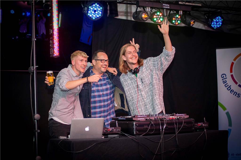 Trotz weniger Besucher war die Stimmung gut. Die zwei DJs Stock und Oswood legten auf und die Anwesenden tanzen bis zum Schluss. 