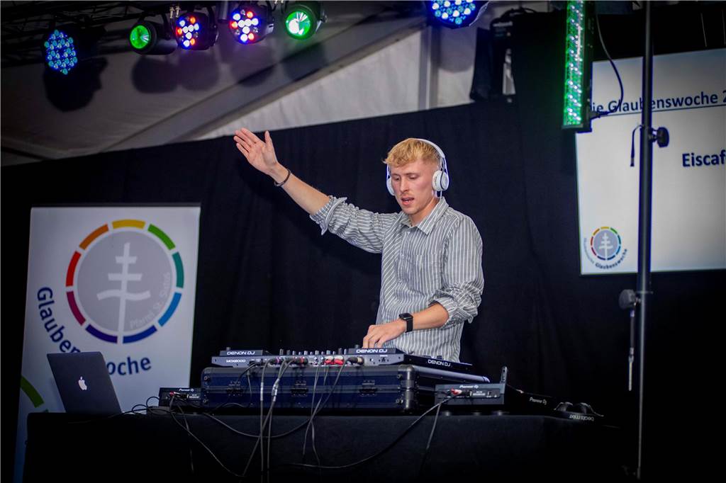 Trotz weniger Besucher war die Stimmung gut. Die zwei DJs Stock und Oswood legten auf und die Anwesenden tanzen bis zum Schluss. 
