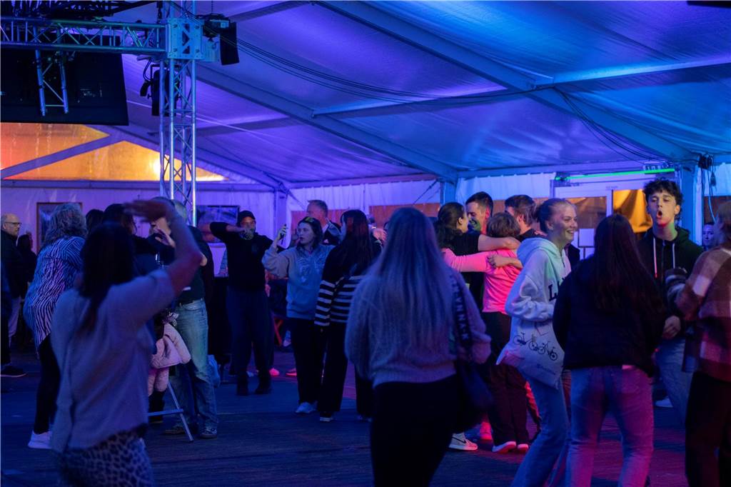 Trotz weniger Besucher war die Stimmung gut. Die zwei DJs Stock und Oswood legten auf und die Anwesenden tanzen bis zum Schluss. 