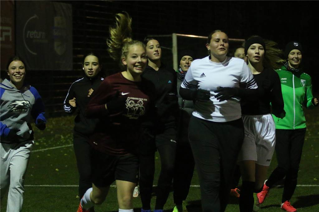 Mädchenfußball boomt – auch beim PSV Bork Trotz widrigster Bedingungen ist das Juniorinnentraining beim PSV Bork gut besucht.
